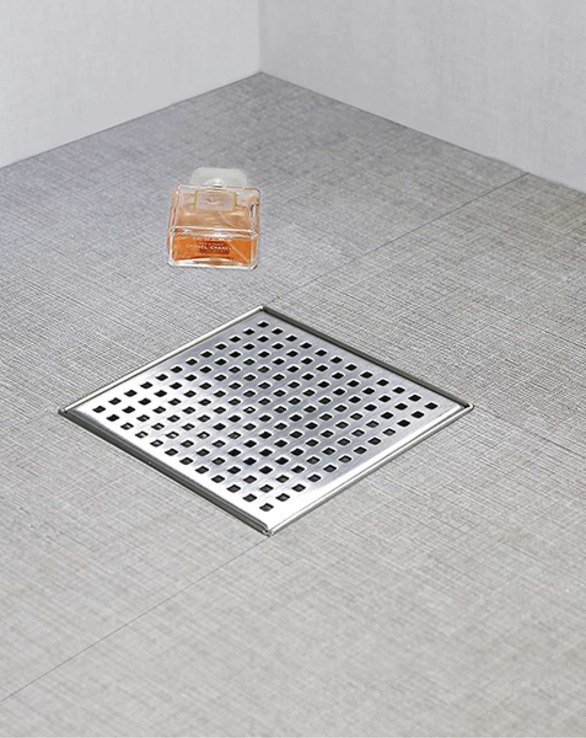 CALHA DE DUCHE QUADRADA COM GRELHA PERFURADA